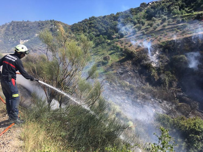 Un bombero durante la tarea de extinción (AYTO. ALMUÑÉCAR) 