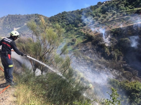 Un bombero durante la tarea de extinción (AYTO. ALMUÑÉCAR) 