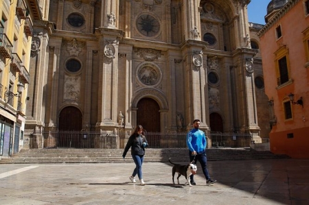 Dos ciudadanos pasean a un perro en el entorno de la Catedral (ÁLEX CÁMARA - EUROPA PRESS) Dos ciudadanos pasean a un perro en el entorno de la Catedral (ÁLEX CÁMARA - EUROPA PRESS)