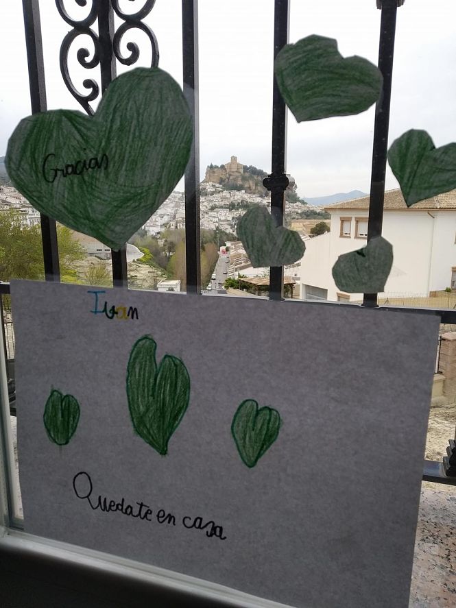algunos de los corazones verdes que pueden verse ya en las ventanas y balcones de Montefrío (AYTO. MONTEFRÍO) 
