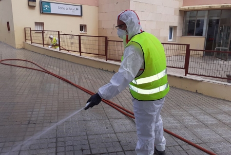 Un operario desinfecta el Centro de Salud de Baza (AYTO. BAZA) 