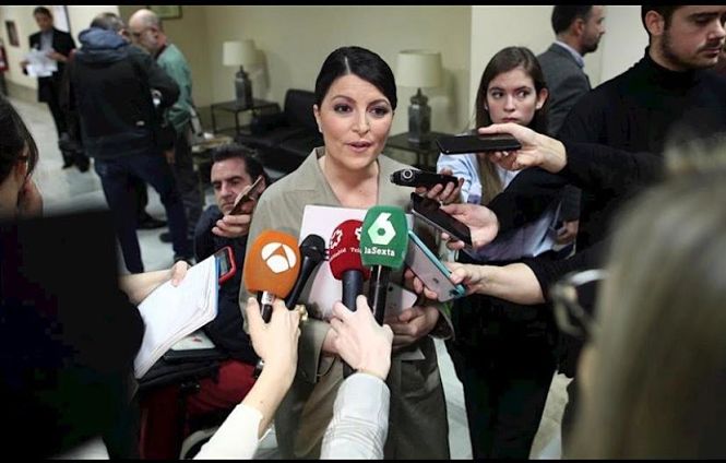 Macarena Olona atiende a los medios (VOX) 