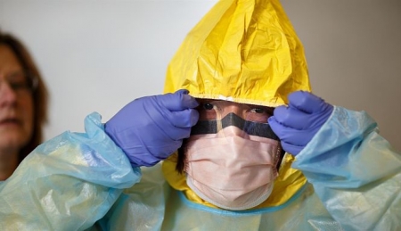 Un sanitario con un traje de protección (JERRY WOLFORD) Un sanitario con un traje de protección (JERRY WOLFORD)