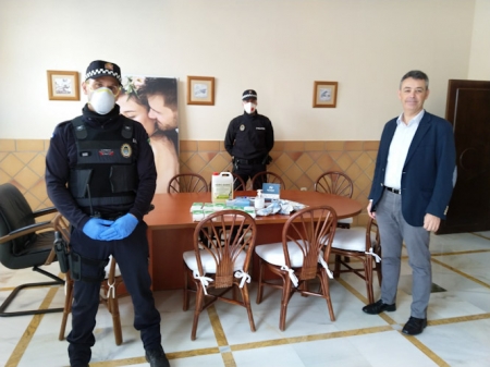 Imagen de la entrega del material (AYTO. ALMUÑECAR) 