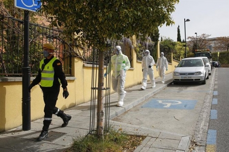 Miembros de la UME entrando en la residencia de mayores de La Zubia (Granada) para desinfectar por Coronavirus (ÁLEX CÁMARA / EUROPA PRESS) Miembros de la UME entrando en la residencia de mayores de La Zubia (Granada) para desinfectar por Coronavirus (ÁLEX CÁMARA / EUROPA PRESS)
