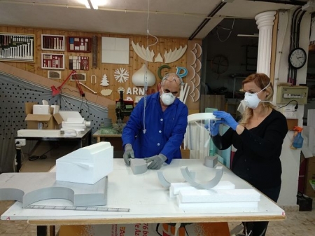 Belenistas confeccionando las pantallas antisalpicaduras con corcho (AYTO. HUÉTOR TÁJAR) 