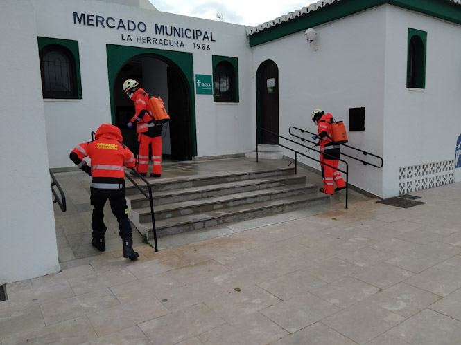 Bomberos desinfectando el mercado municipal (AYTO. ALMUÑECAR) 