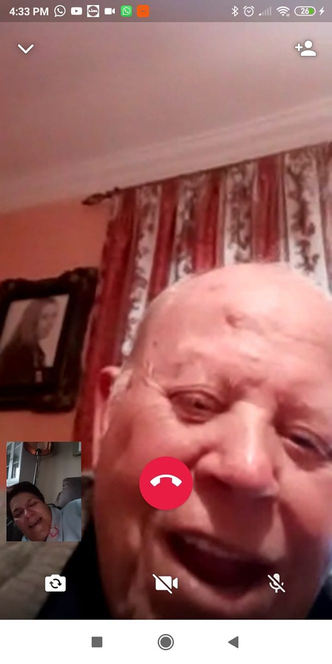 Un mayor de Huétor Tájar haciendo una videollamada (AYTO. HUÉTOR TÁJAR) 