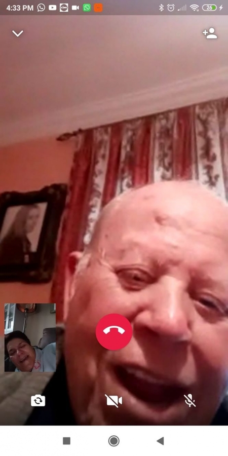 Un mayor de Huétor Tájar haciendo una videollamada (AYTO. HUÉTOR TÁJAR) 