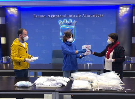 Batas y mascarillas realizadas en Almuñécar (AYTO. ALMUÑECAR) 