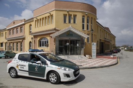 Coche de la guardia civil a las puertas de el centro de mayores Cáxar De La Vega (ÁLEX CÁMARA / EUROPA PRESS) 