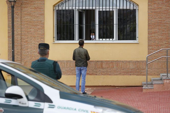 Un familiar se interesa por su familiar en la entrada del centro de mayores Cáxar De La Vega (ÁLEX CÁMARA / EUROPA PRESS) 