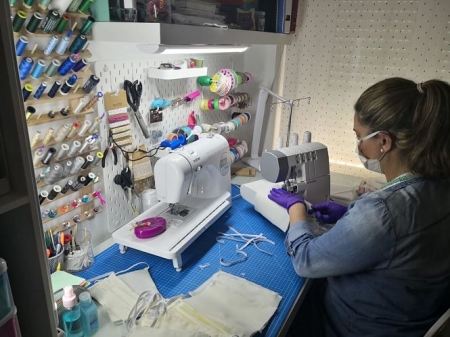 Una voluntaria elaborando una mascarilla (AYTO. ALMUÑECAR) 