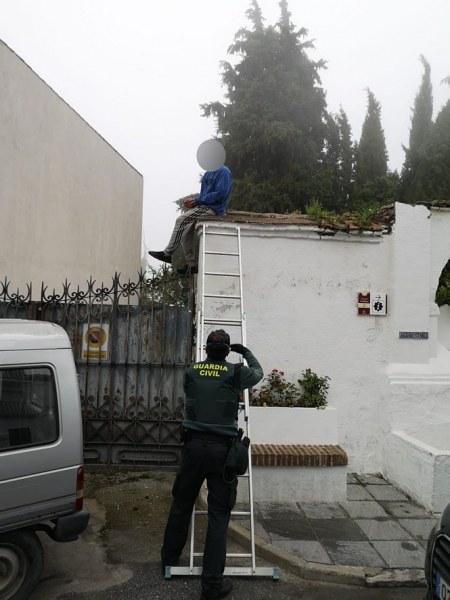 Un Guardia Civil auxilia al joven (GUARDIA CIVIL) 