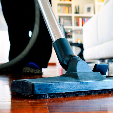 Una empleada del hogar pasa la aspiradora (ELESPAÑOL.COM) Una empleada del hogar pasa la aspiradora (ELESPAÑOL.COM)