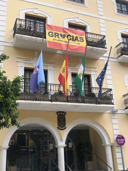 Banderas a media asta en el Ayuntamiento de Almuñécar (AYTO. ALMUÑECAR) 
