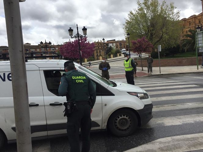 Un Guardia Civil realiza un control (GUARDIA CIVIL) 