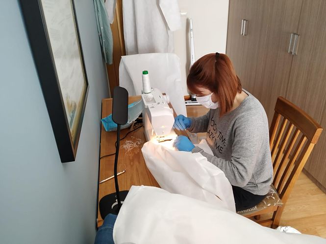 Una mujer cose una bata (AYTO. HUÉTOR TÁJAR) 