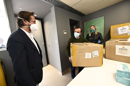 Marifrán Carazo ha entregado las mascarillas al Delegado de Fomento, Antonio Granados (JUNTA) Marifrán Carazo ha entregado las mascarillas al Delegado de Fomento, Antonio Granados (JUNTA)