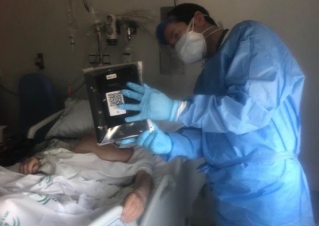 Un enfermero comunica a una paciente con Covid-19 con un familiar (JUNTA) Un enfermero comunica a una paciente con Covid-19 con un familiar (JUNTA)