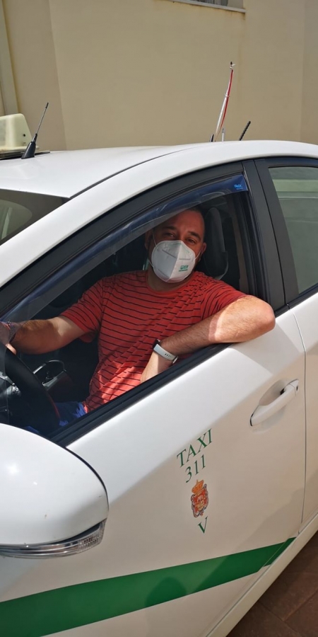 Un taxista trabajando con mascarilla (SUBDELEGACIÓN) Un taxista trabajando con mascarilla (SUBDELEGACIÓN)