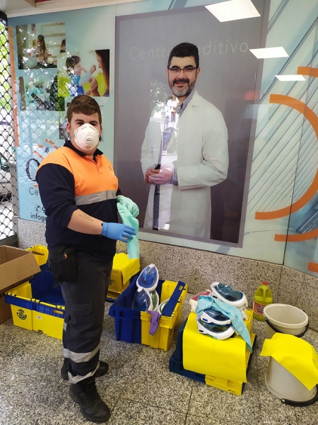 Un miembro de Protección Civil junto a las máscaras de buceo (AYTO. BAZA) 