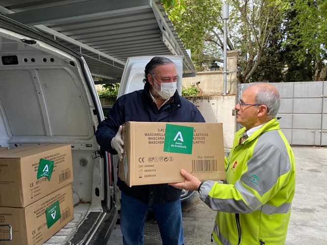 Pablo García entregó las mascarillas a Diputación (JUNTA) 