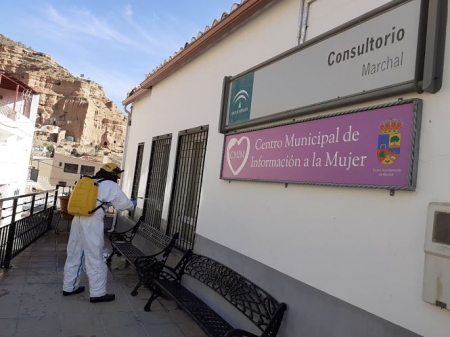 Un miembro del Infoca desinfecta los exteriores del consultorio médico de Marchal (JUNTA) 