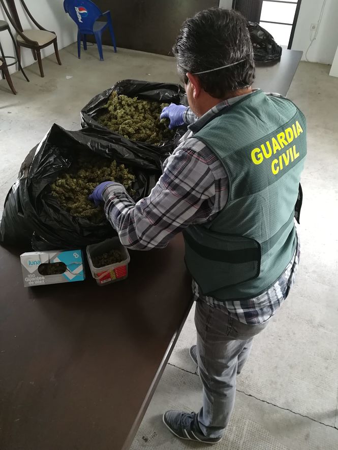 Un miembro de la Benemérita junto a la droga incautada (GUARDIA CIVIL) 