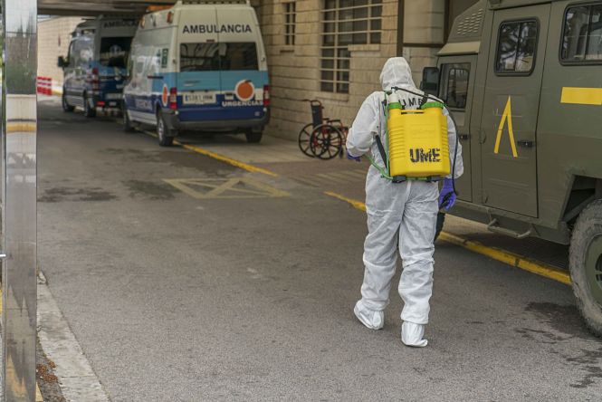 Un miembro de la UME desinfecta el Hospital de Baza (AYTO. BAZA) 