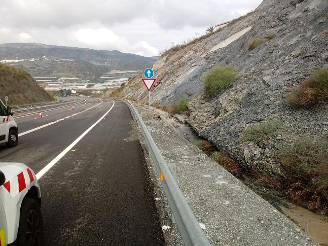 Corrimiento de tierra en la A-7 carril derecho sentido Sevilla (GOBIERNO) 
