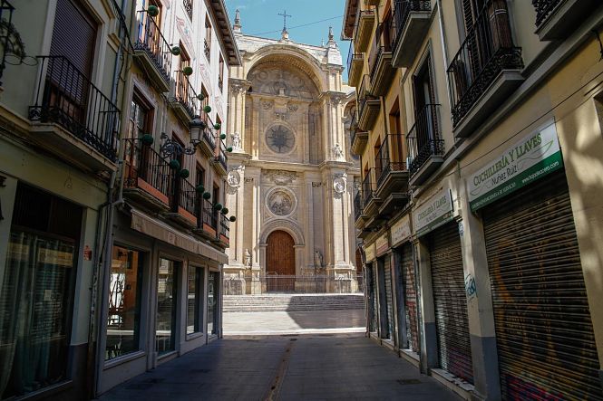 Una calle vacía que desemboca en la CATEDRAL (ÁLEX CÁMARA - EUROPA PRESS)