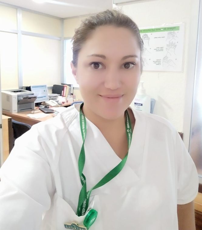 La enfermera Beatriz Arrabal ofrece interpretación de lengua de signos para pacientes sordos con Covid-19 (HOSPITAL VIRGEN DE LAS NIEVES) 