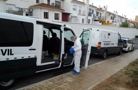 Un miembro del Centro desinfecta un vehículo (CEE PURÍSIMA CONCEPCIÓN) 