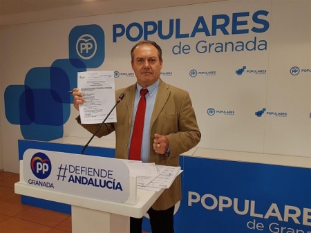 El diputado provincial del PP, Fernando Pérez enseña el pliego de condiciones(PP) El diputado provincial del PP, Fernando Pérez enseña el pliego de condiciones(PP)