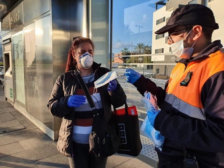 Entrega de mascarillas en una parada del Metro (SUBDELEGACIÓN) Entrega de mascarillas en una parada del Metro (SUBDELEGACIÓN)