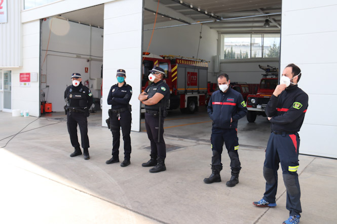 Miembros de la Policía Local y bomberos de Almuñécar (AYTO. ALMUÑECAR) 