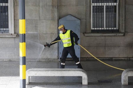 Un miembro de la UME desinfectando el hospital Virgen de las Nieves (ÁLEX CÁMARA - EUROPA PRESS) Un miembro de la UME desinfectando el hospital Virgen de las Nieves (ÁLEX CÁMARA - EUROPA PRESS)