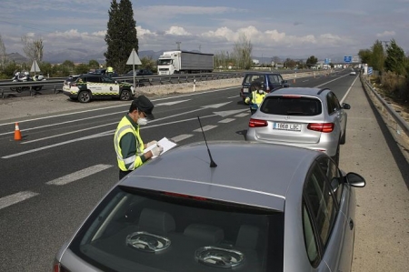 Controles de la Guardia Civil en Granada durante el puente de Semana Santa (ÁLEX CÁMARA / EUROPA PRESS) 