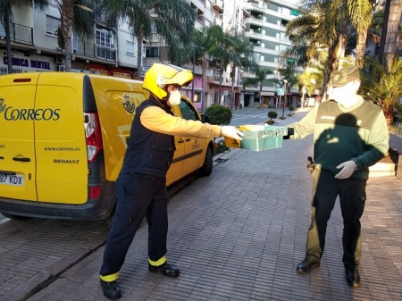 Un operario de Correos trabajando durante el estado de alarma (CORREOS) Un operario de Correos trabajando durante el estado de alarma (CORREOS)