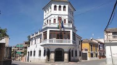 Fachada del Ayuntamiento de Pinos Puente (PSOE PINOS PUENTE)