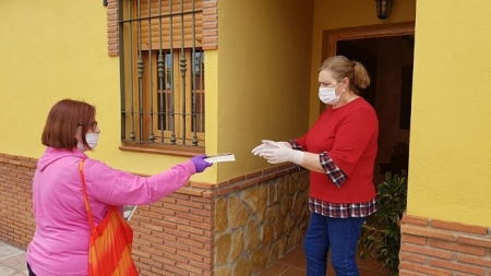 Entrega de un libro a una vecina (AYTO. CÚLLAR VEGA) 