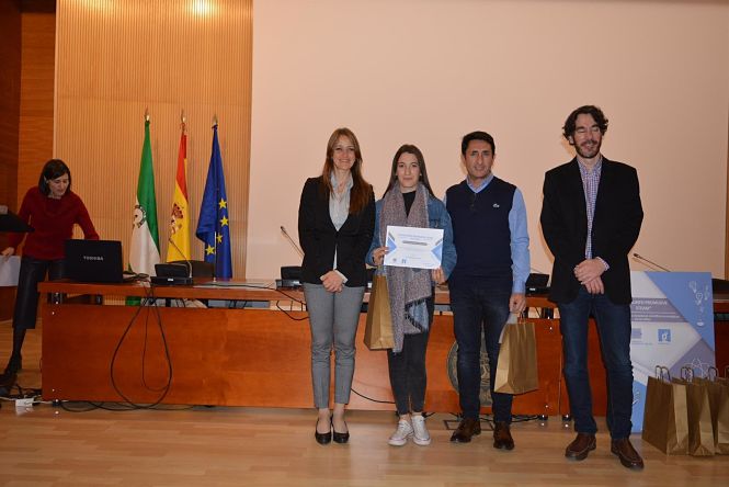    La delegada territorial de economía de la Junta en Granada, Virginia Fernández, en una entrega de premios (JUNTA DE ANDALUCÍA/ARCHIVO) 