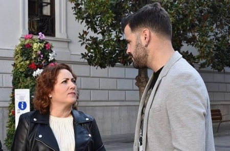 Mari Carmen Pérez y Chus Fernández en la Plaza del Carmen de la capital (IU) 