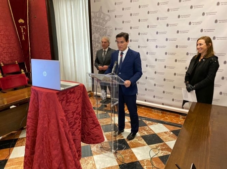 Luis Salvador durante la rueda de prensa (AYTO. GRANADA) 