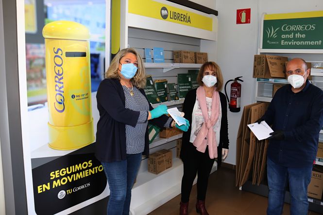 La alcaldesa de Almuñécar, Trinidad Herrera ha visitado la sede sexitana de Correos (AYTO. ALMUÑÉCAR)