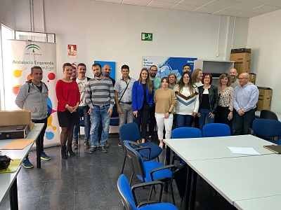 La Delegada de Empleo, Virginia Fernández con un grupo de emprendedores (JUNTA / ARCHIVO) La Delegada de Empleo, Virginia Fernández con un grupo de emprendedores (JUNTA / ARCHIVO)