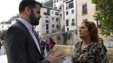 Chus Fernández y Mari Carmen Pérez en el Paseo de los tristes (IU) 