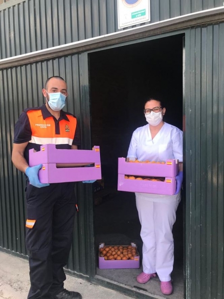 Un voluntario de Protección Civil entrega las Níspolas (AYTO. MONTEFRÍO) 