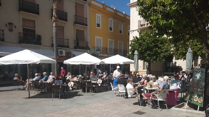 Terraza en un bar de Almuñécar (AYTO. ALMUÑÉCAR)
